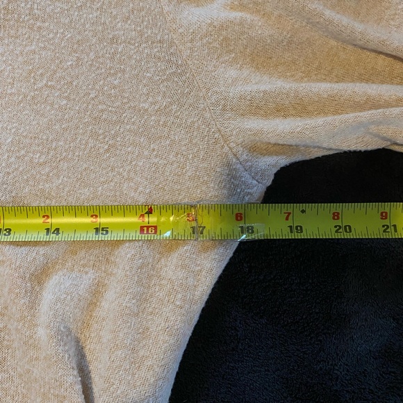 3/$15 Retrelogy Medium Cream Colored Top Three Quarter Sleeve Silver Cirles - Picture 6 of 7